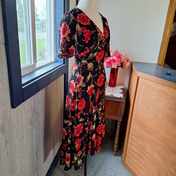 Forever 21 "Contemporary Floral Wrap" Dress, Size Medium CN165/92A - Picture 4 of 13